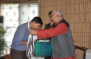 The Governor of Arunachal Pradesh Shri. P B  Acharya  with Shri. Susanta Kumar Chakraborty  , Finance & Account Officer during farewell function at Raj Bhavan on 28th April�2017